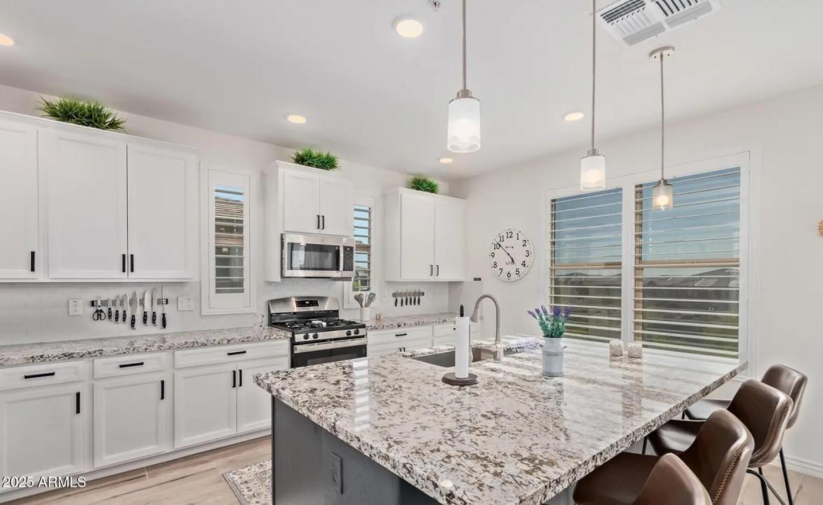 Real Estate Picture 12