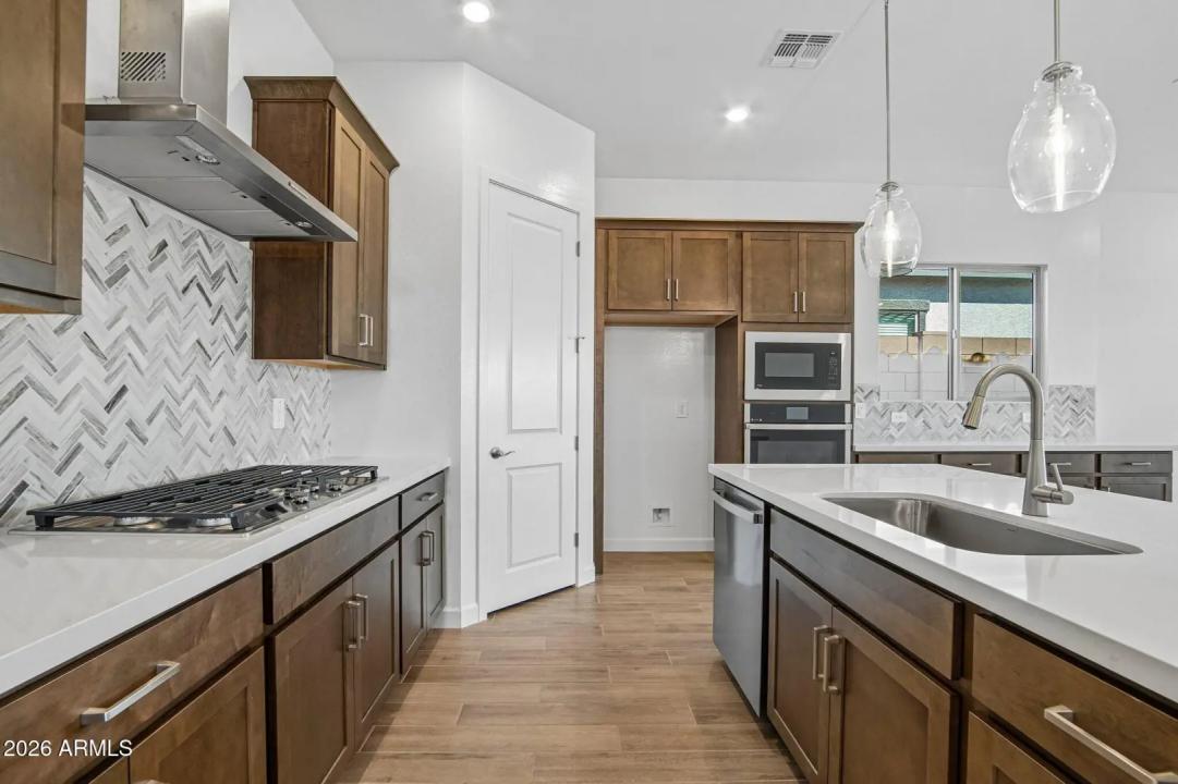Real Estate Picture 12