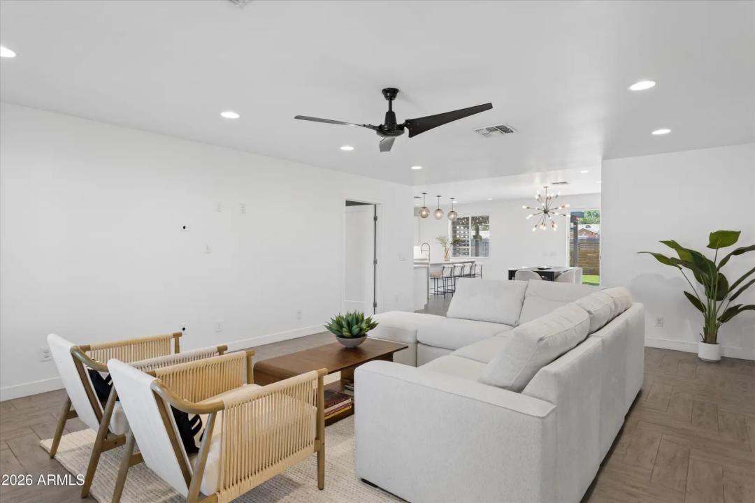 Real Estate Picture 4