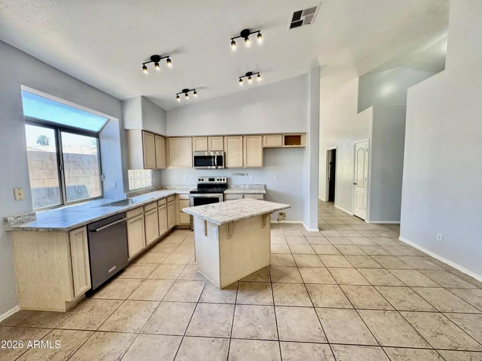 Real Estate Picture 4