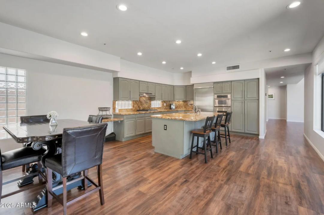 Real Estate Picture 14