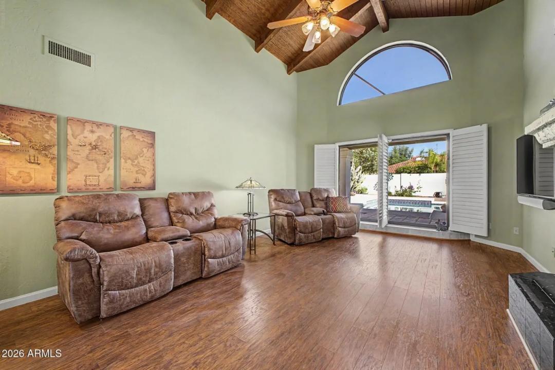 Real Estate Picture 11