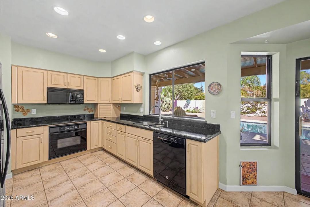 Real Estate Picture 14