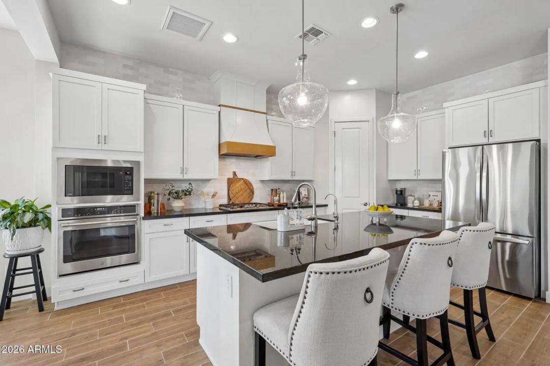 Real Estate Picture 3