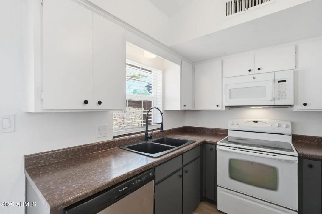 Real Estate Picture 9