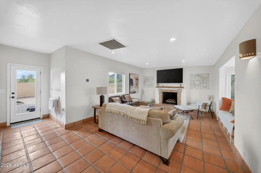 Real Estate Picture 4