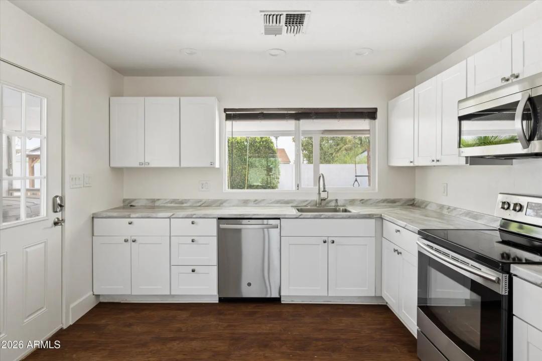 Real Estate Picture 12