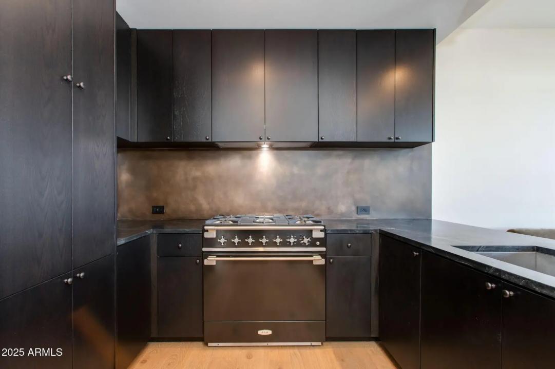 Real Estate Picture 3