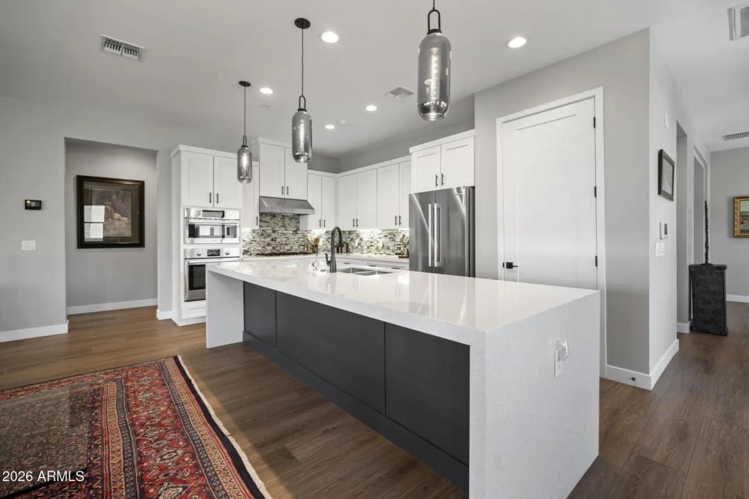Real Estate Picture 8