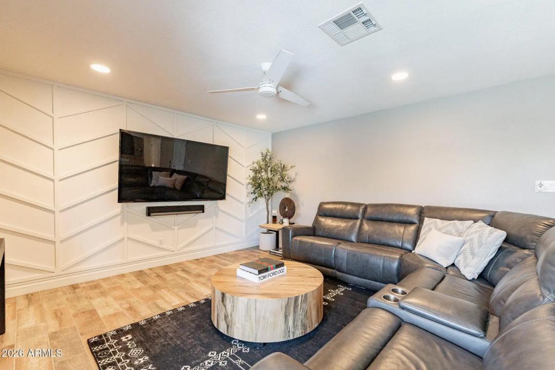 Real Estate Picture 11