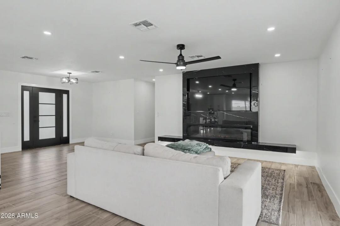Real Estate Picture 7