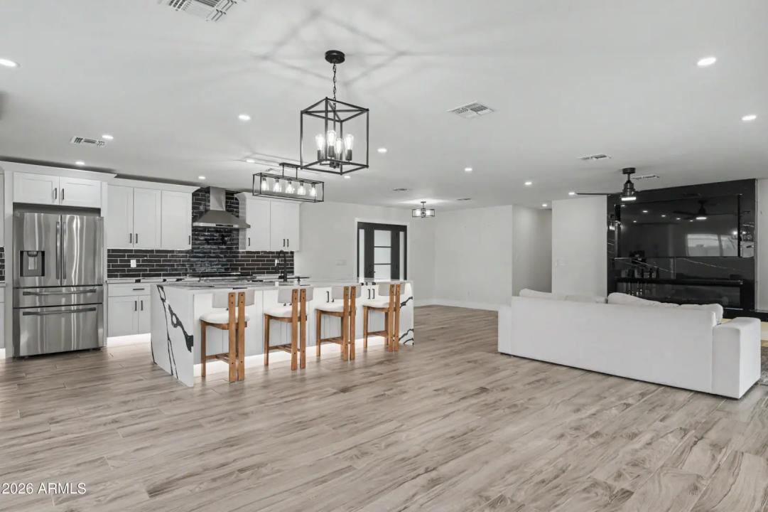 Real Estate Picture 9