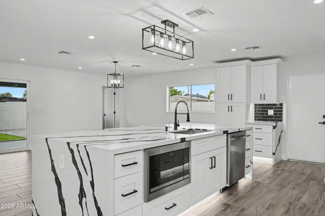 Real Estate Picture 11