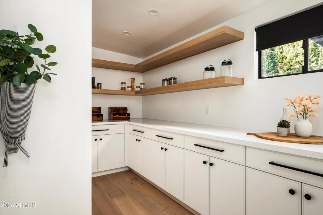 Real Estate Picture 8