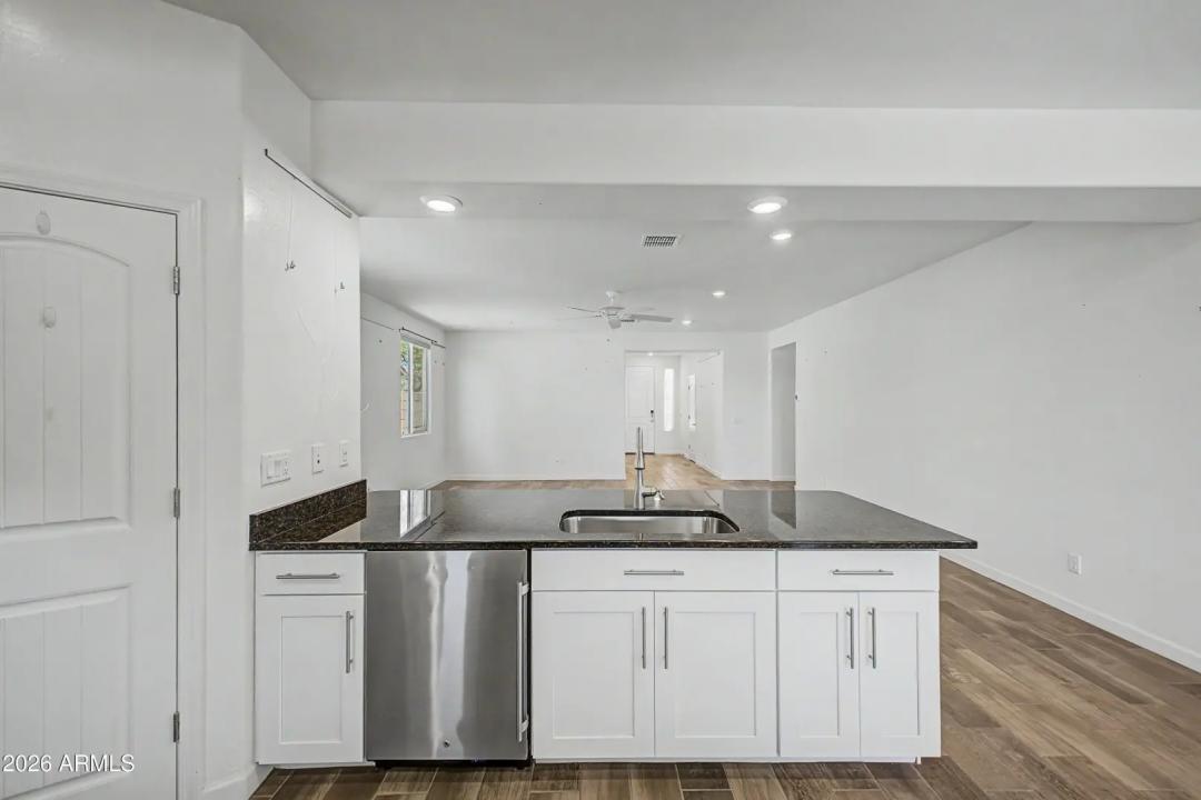 Real Estate Picture 4