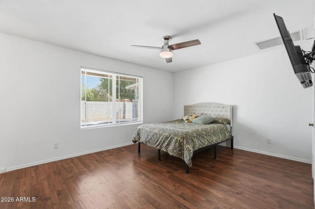 Real Estate Picture 24