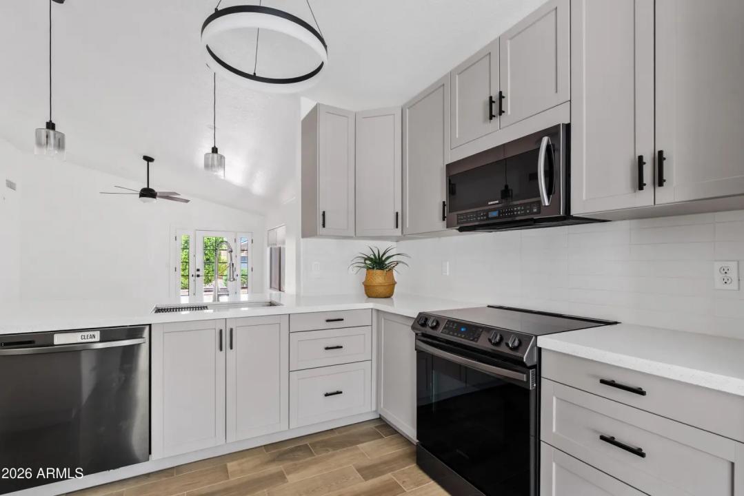 Real Estate Picture 3
