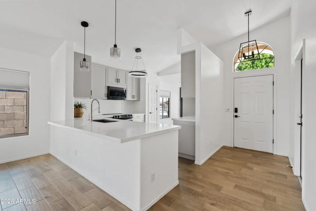 Real Estate Picture 4