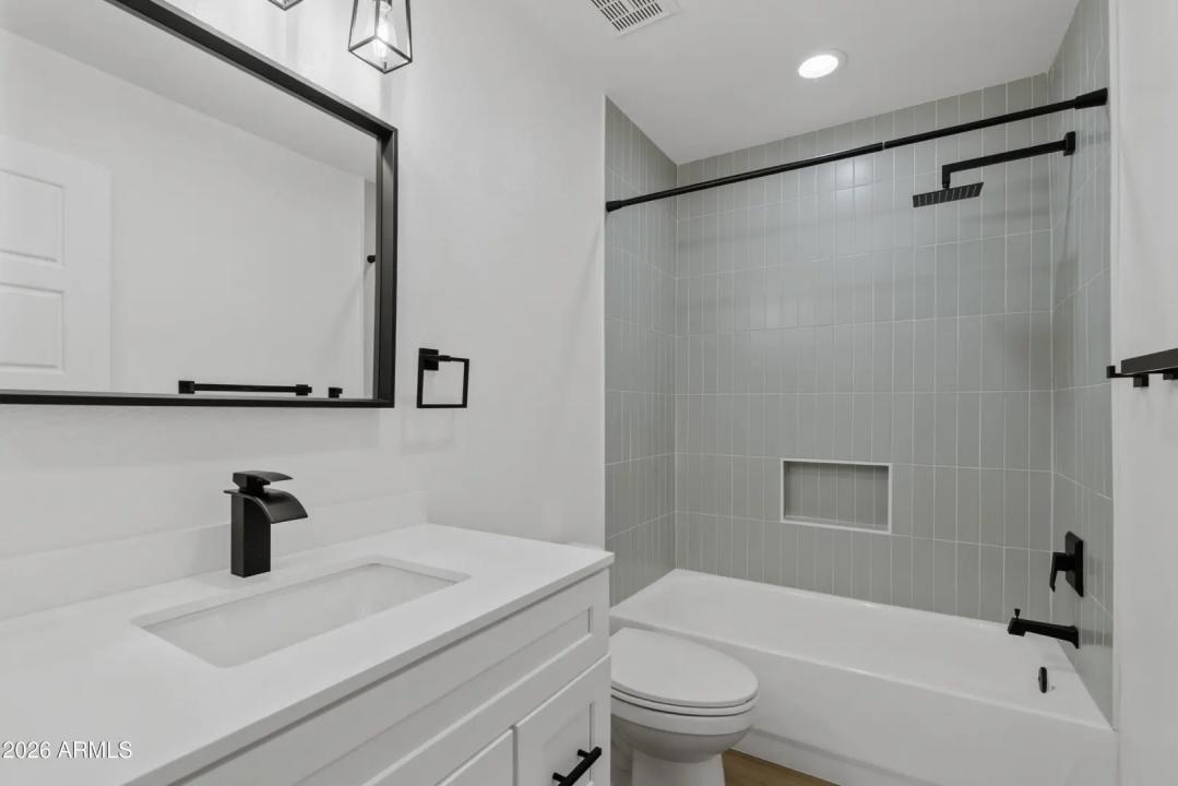Real Estate Picture 18