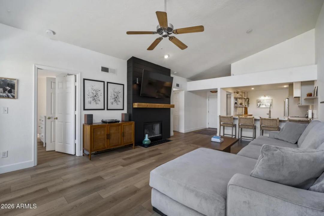 Real Estate Picture 9