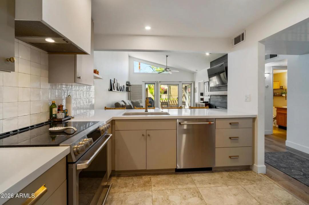 Real Estate Picture 3