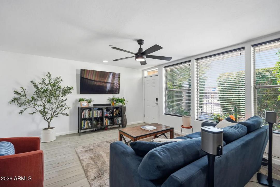 Real Estate Picture 4