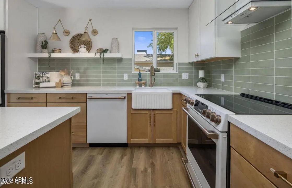 Real Estate Picture 3