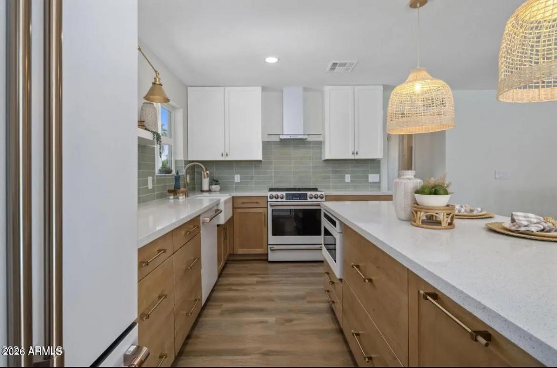 Real Estate Picture 4