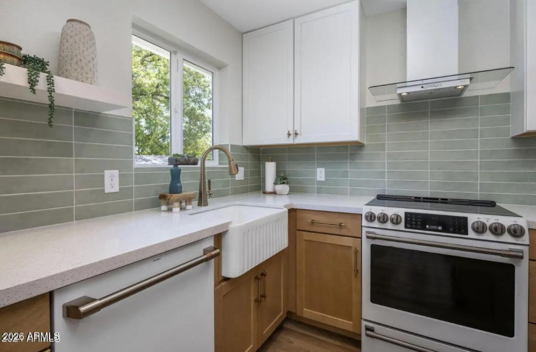 Real Estate Picture 5