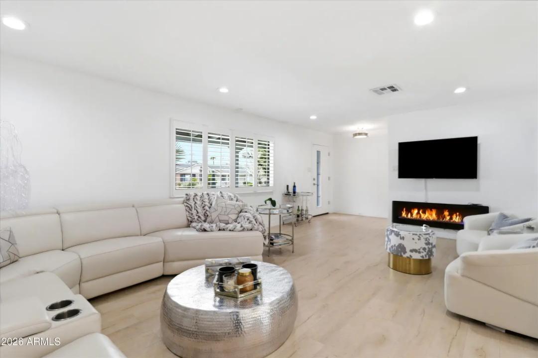 Real Estate Picture 14