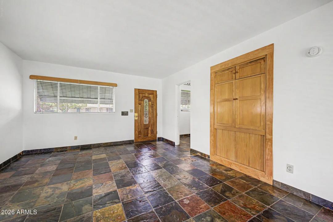 Real Estate Picture 4