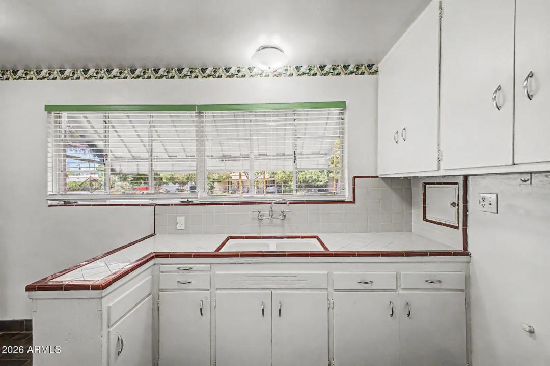 Real Estate Picture 9