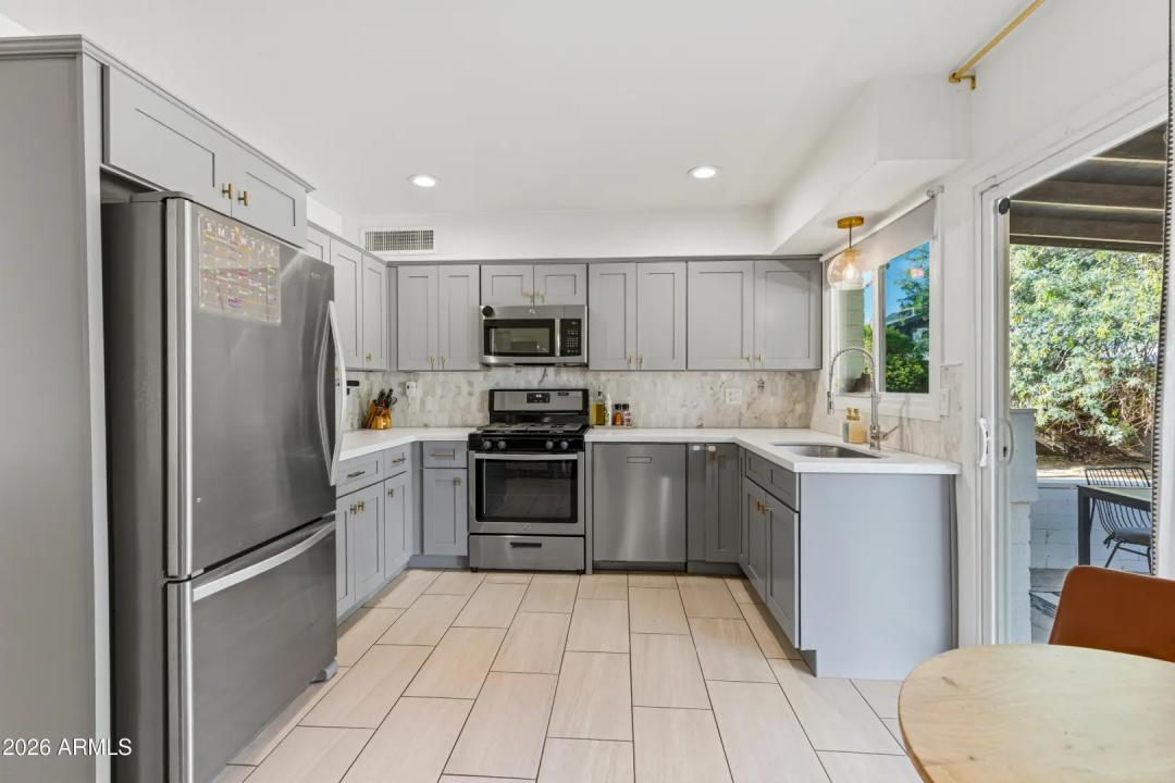 Real Estate Picture 4