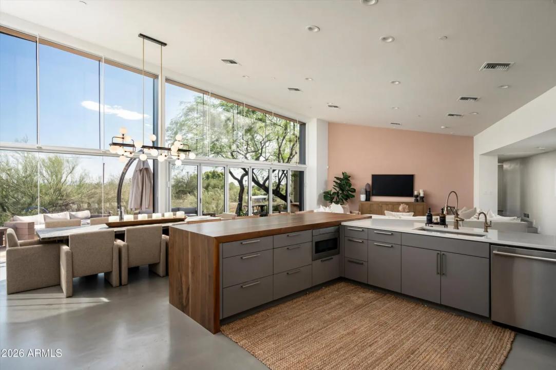 Real Estate Picture 10