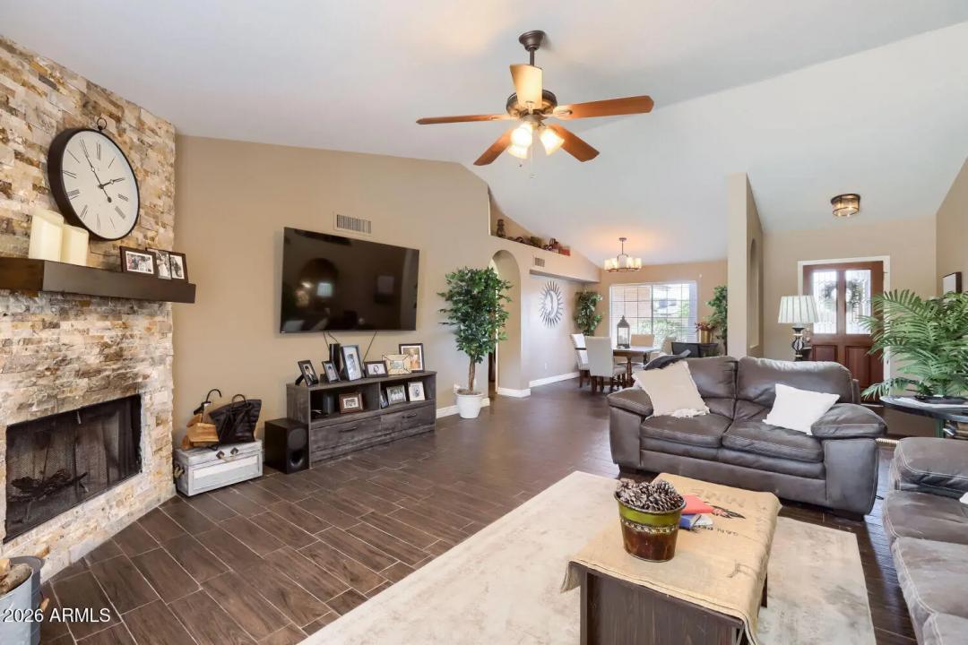 Real Estate Picture 4
