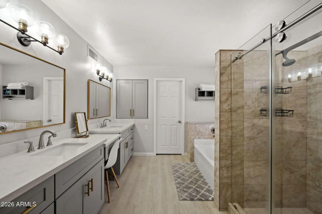 Real Estate Picture 12