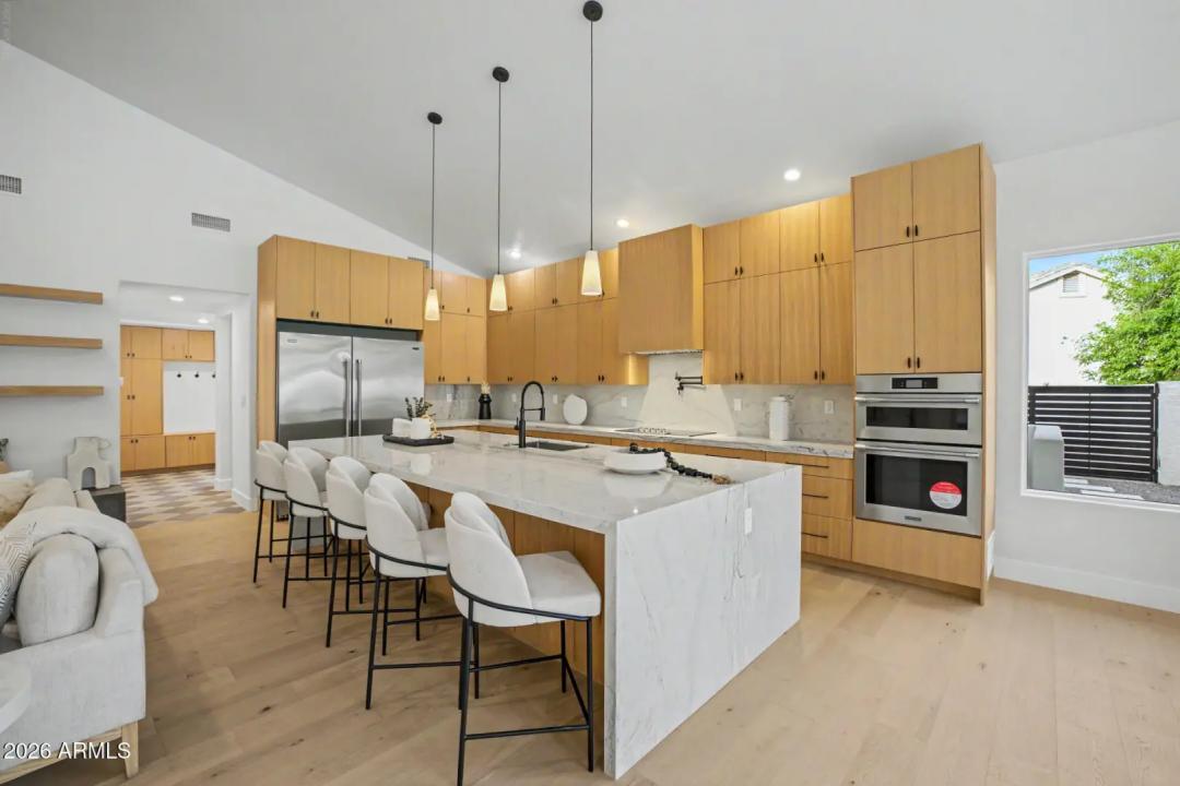 Real Estate Picture 4