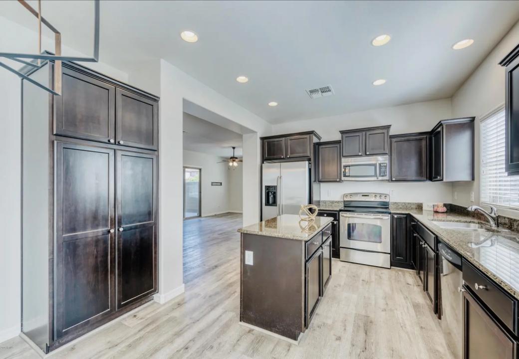 Real Estate Picture 4