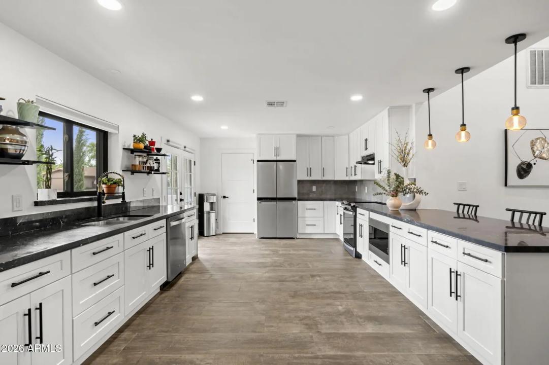 Real Estate Picture 4