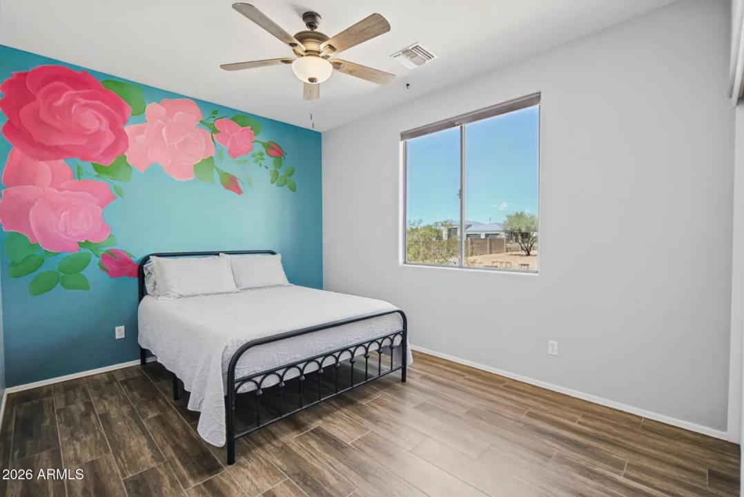 Real Estate Picture 18