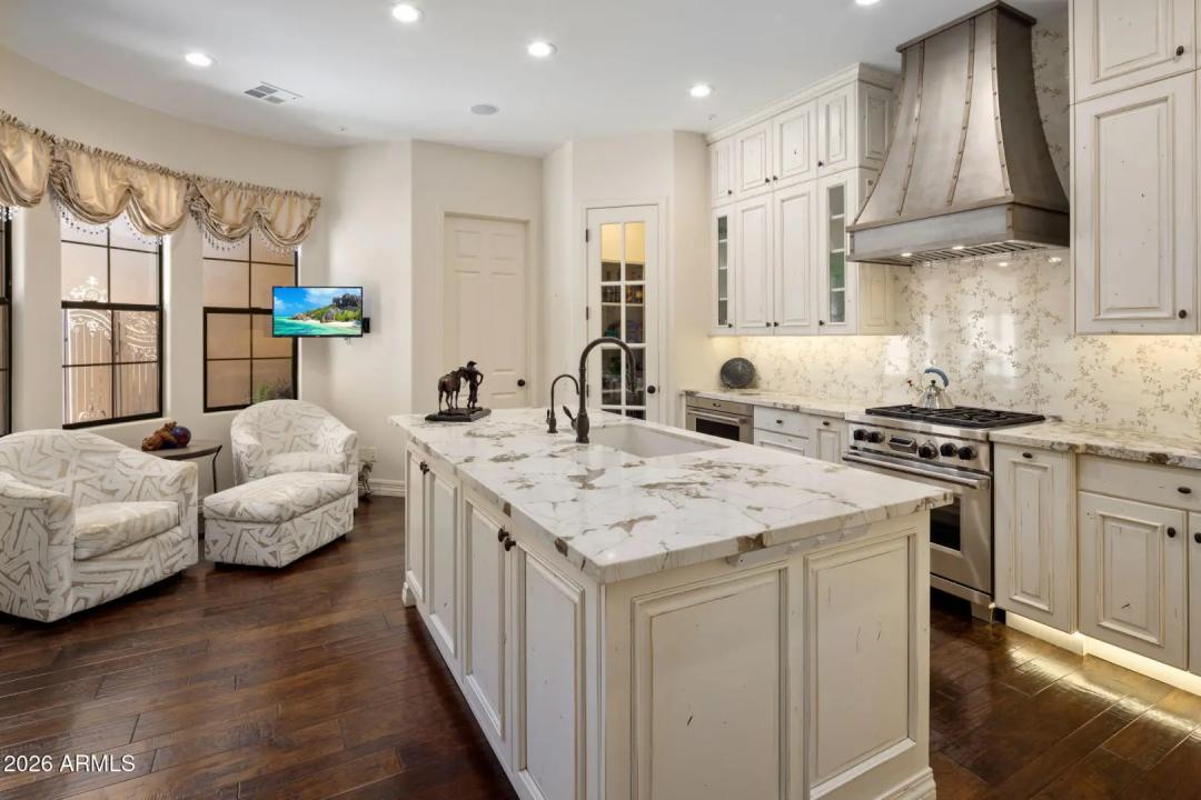 Real Estate Picture 4