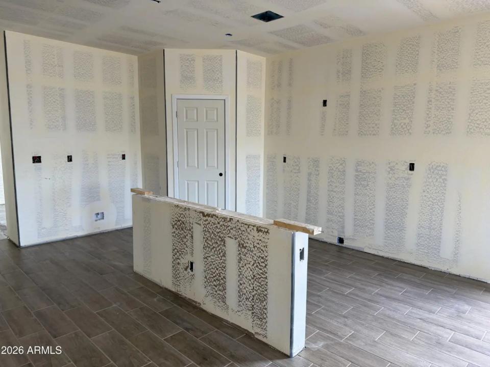 Real Estate Picture 3