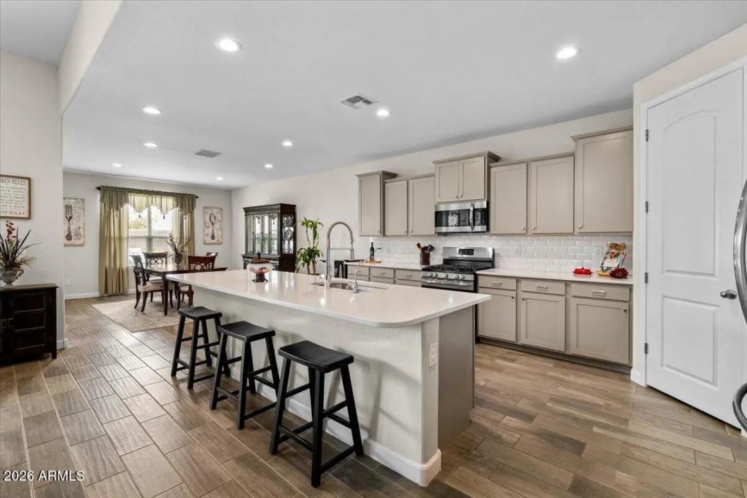 Real Estate Picture 3