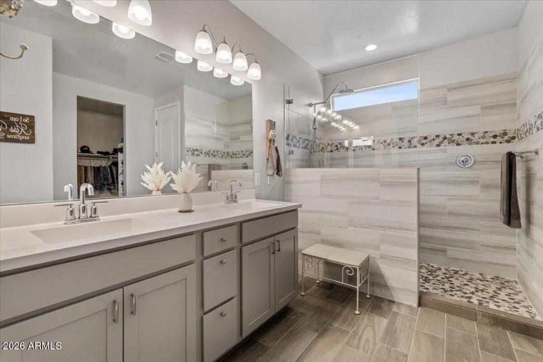 Real Estate Picture 4