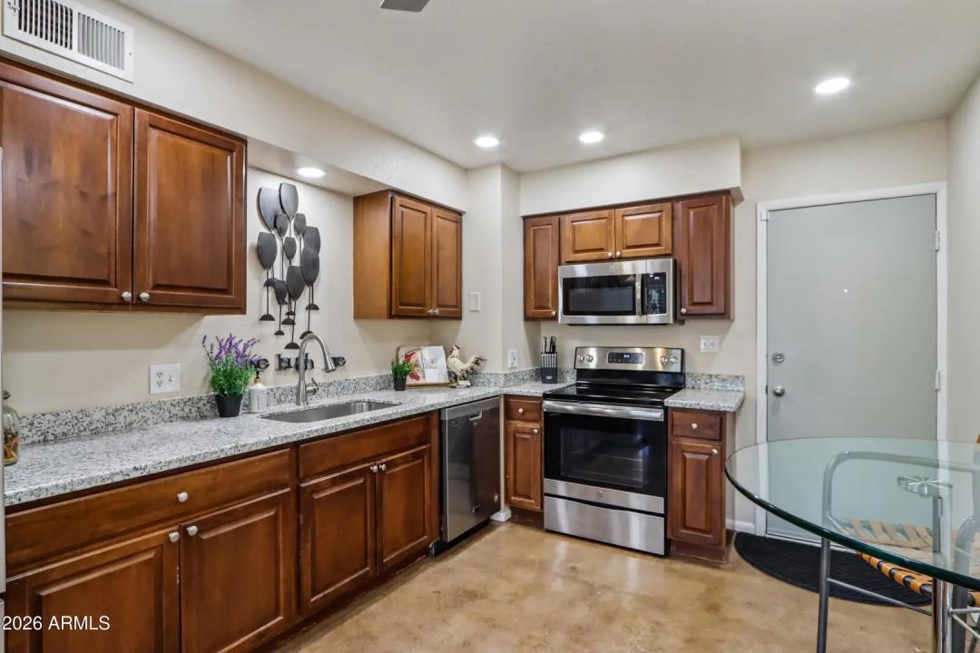 Real Estate Picture 11