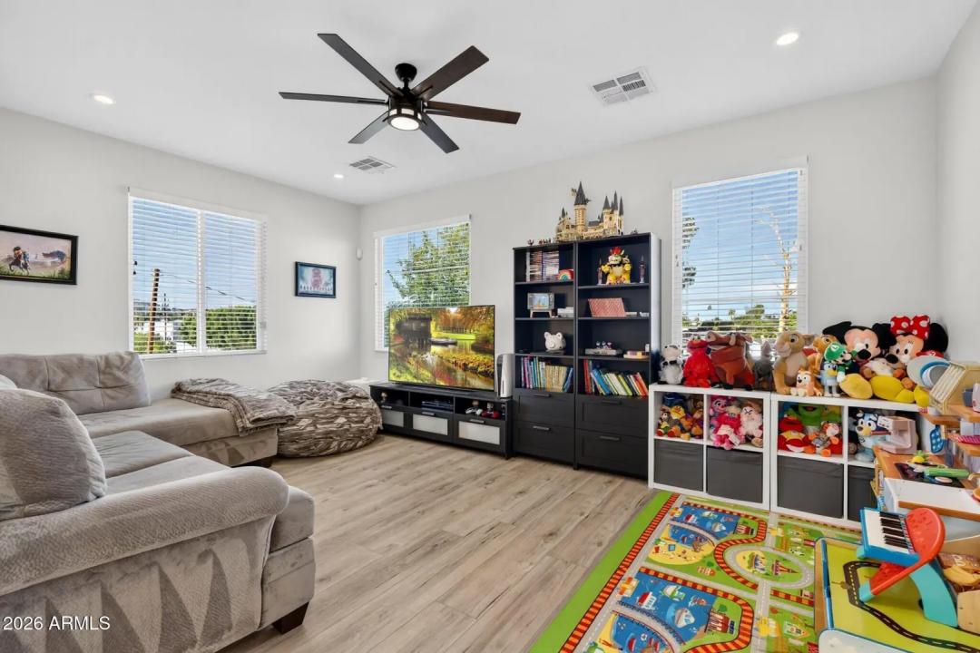 Real Estate Picture 24