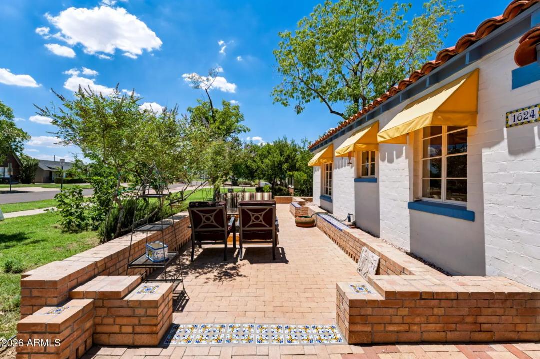 Real Estate Picture 4