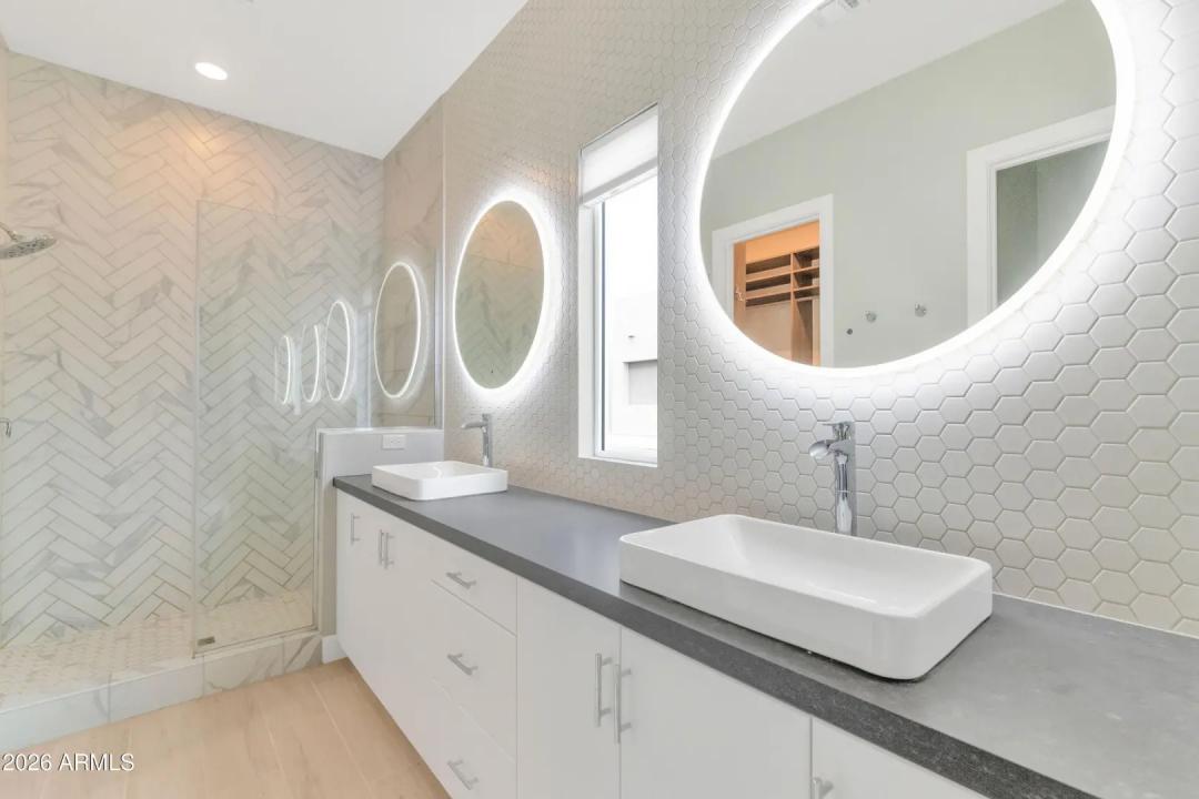 Real Estate Picture 12