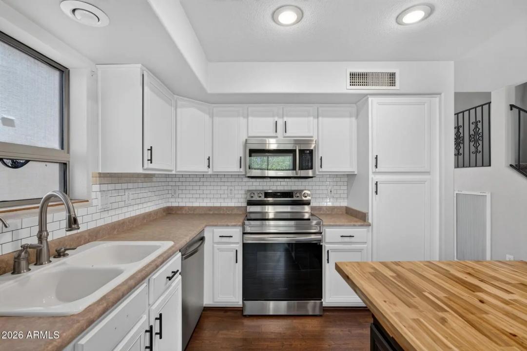 Real Estate Picture 24