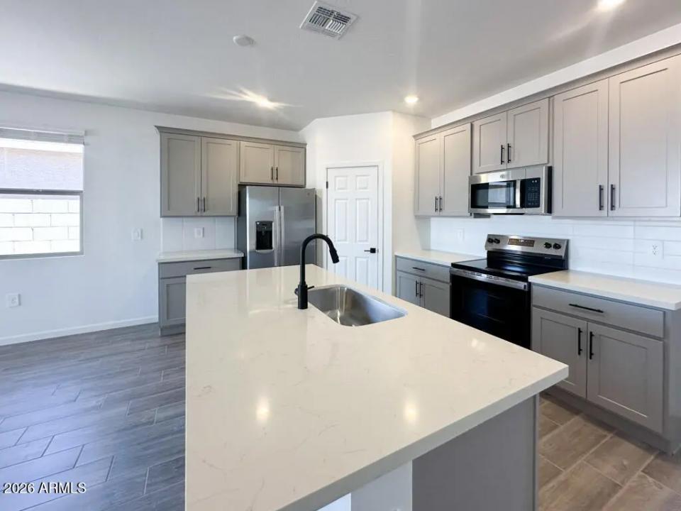 Real Estate Picture 4